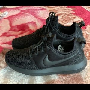 Nike solid black shoes